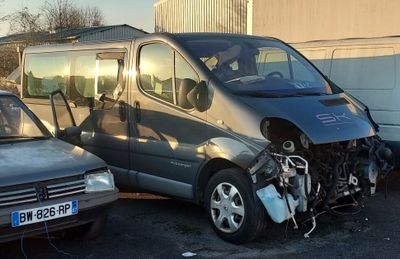 une camionnette argentée qui est entrée en collision avec une voiture argentée