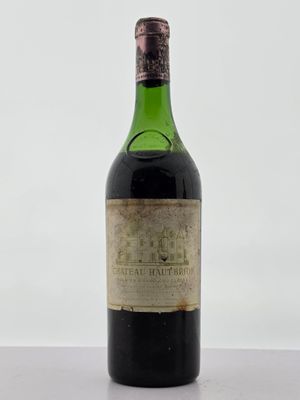 une bouteille de vin posée sur une table