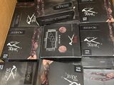 tout un tas de cartons qui sont rangés dans un carton