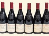 six bouteilles de vin rouge sont alignées