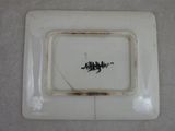 une assiette blanche ornée d'un motif en noir et blanc