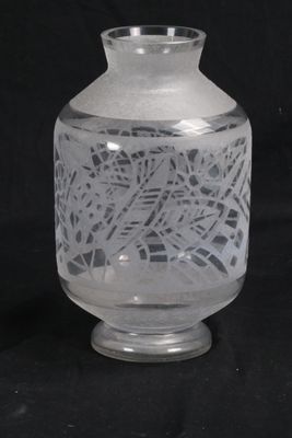 un vase en verre orné d'un motif sur fond noir