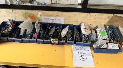 de nombreux types différents de leurres de pêche dans les bacs