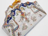 une boîte blanche ornée d'un motif bleu et jaune