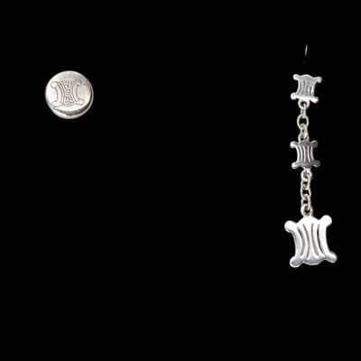 Paire de boucles d'oreilles en argent comprenant une puce co…