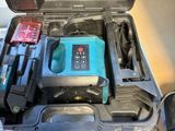 une personne tenant un outil dans une boîte à outils