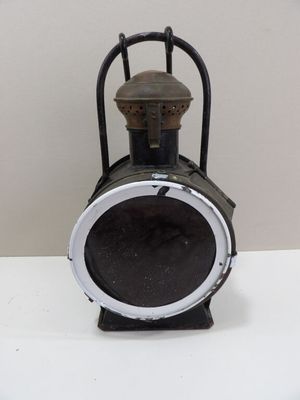 une lanterne noire et blanche posée sur une table blanche