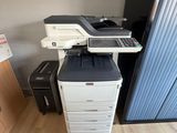 une imprimante placée au-dessus d'une armoire