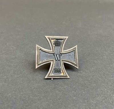 une broche en forme de croix de fer surmontée d'une couronne