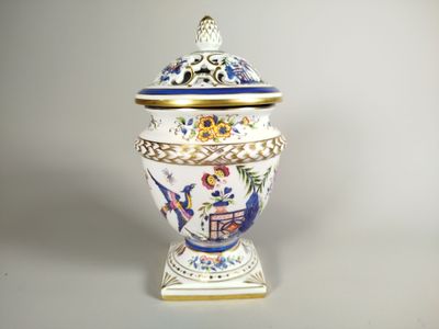 un vase blanc orné d'un décor bleu et or
