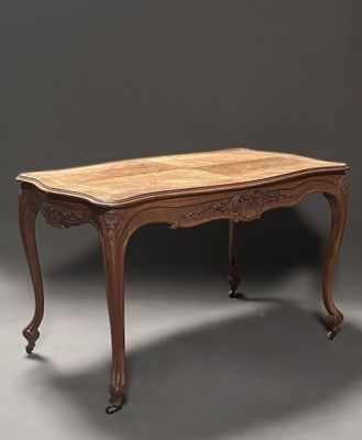 une photo d'une table en bois avec un plateau en bois