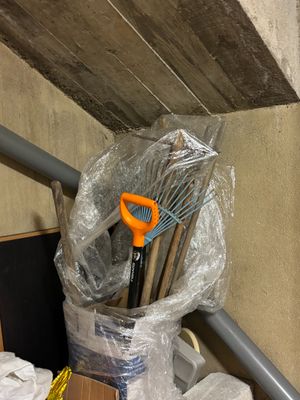 un seau rempli d'outils posé sur les marches