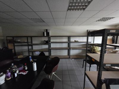 8 Etagères métal peintes en gris Mise à prix : 80€