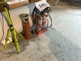un vélo garé dans un garage à côté d'une borne d'incendie