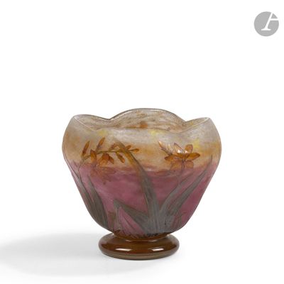 un bol en verre orné d'un motif floral