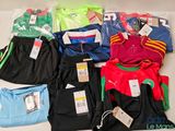 une pile de vêtements sur une table
