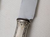 a knife that is laying on a table