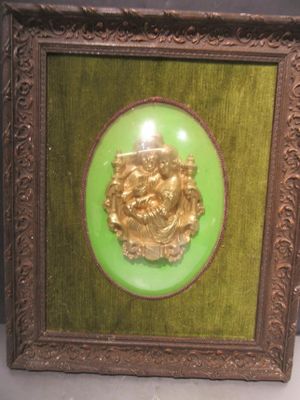 une photo représentant une image aux couleurs or et vert, dans un cadre