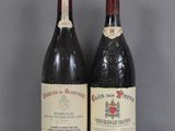 deux bouteilles de vin rouge sont posées sur une table en verre
