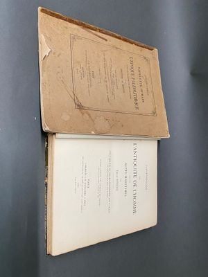 une boîte sur laquelle est posé un livre, posée contre un mur