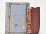 deux livres posés l'un à côté de l'autre sur une surface blanche