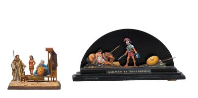 trois figurines représentant des personnages, exposées sur un fond blanc