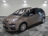 la petite voiture est garée sur le sol en damier du garage