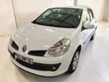 une photo d'une voiture blanche dans un showroom