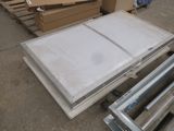 une pile de cartons et une palette posées par terre