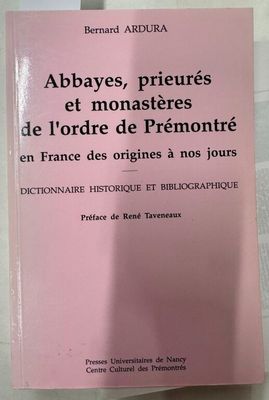 une image représentant un livre rose posé sur une table