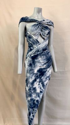 Le mannequin porte une robe bleue et blanche sur son socle.