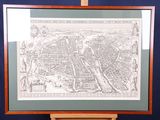 une vieille carte de la ville de Londres exposée dans un cadre en bois