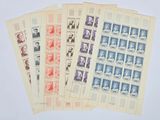 quatre timbres différents, de couleurs et de tailles variées, sur un fond blanc