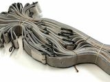une sangle de guitare à laquelle sont attachées plusieurs cordes