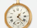 une montre de poche en or avec des chiffres romains