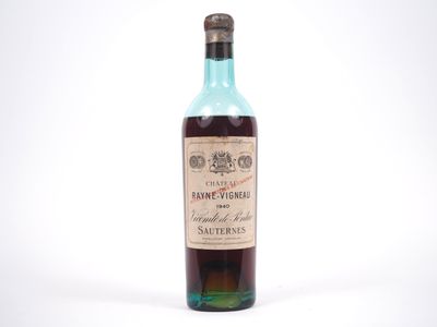 une vieille bouteille de vin posée sur une surface blanche