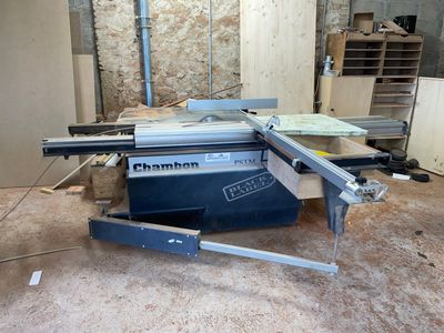 a picture of a table saw in a room
