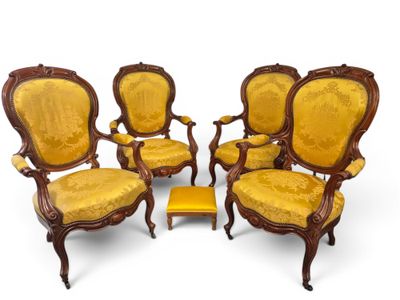 lot de quatre chaises de style victorien avec assise rembourrée jaune