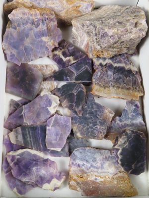des améthystes violettes dans une boîte blanche posée sur une table