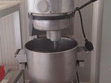 une photo d'un mixeur posé dans une cuisine