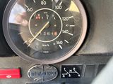 un gros plan sur le compteur de vitesse d'une voiture