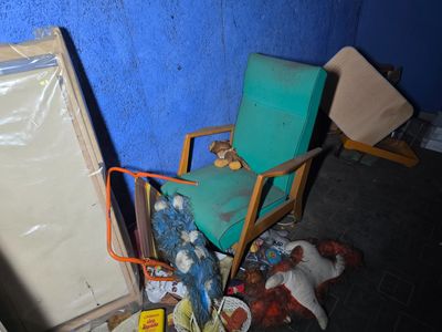 une chaise et une autre chaise dans une pièce aux murs bleus