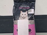 un sac de litière pour chat posé sur un plan de travail