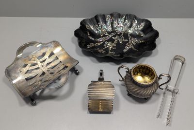 beaucoup d'objets en argent posés sur une table