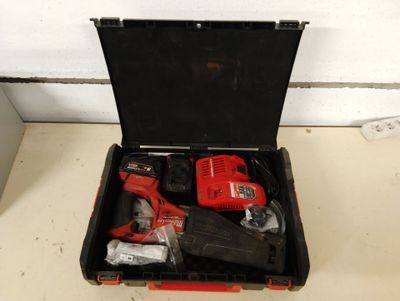 une boîte à outils contenant des outils, posée sur le sol