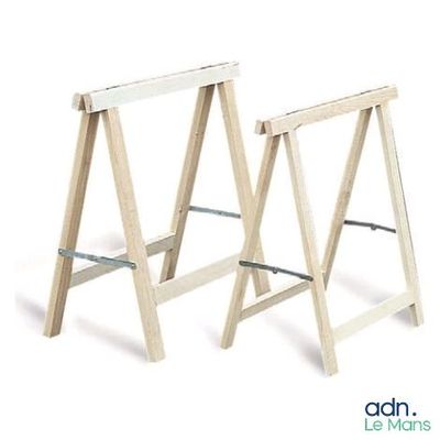 une paire de tabourets pliants en bois sur fond blanc avec le logo adn