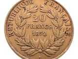 gros plan d'une pièce de monnaie sur fond blanc