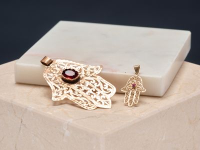 Lot de deux pendentifs en or jaune 18k 750 millièmes représe…