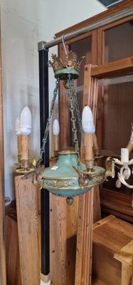 un lustre suspendu au plafond d'une pièce