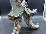 une paire de chaussures posée sur une table